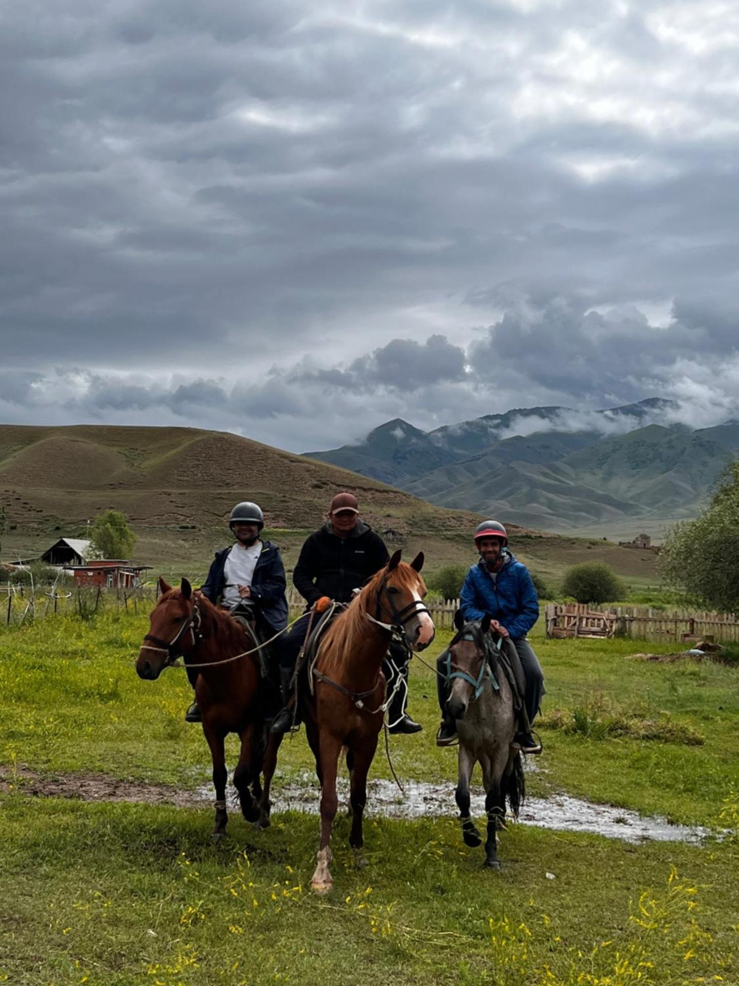 Bagysh Kyzart Hotel & Horse Tours מראה חיצוני תמונה